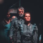 Adriana Del Claro Instagram - Sweeney Todd está indicado ao Prêmio Shell de Teatro pela brilhante cenografia de @zenriqdpaula e @eu.o.cesar Parabéns Zé e César pelo trabalho impecável e obrigada pela honra de fazer parte desse projeto pela confiança no meu trabalho e parabéns a todos desse time @sweeneytoddbrasil orgulho que não cabe!! Ainda me beliscando!!! Estamos no Shell!!!!!!!!!! 😮😮😮❤️🥧🪒 @delclaroproducoes @033rooftop Fotos do talentoso @stephansolon 033 Rooftop