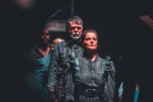 Adriana Del Claro Instagram - Sweeney Todd está indicado ao Prêmio Shell de Teatro pela brilhante cenografia de @zenriqdpaula e @eu.o.cesar Parabéns Zé e César pelo trabalho impecável e obrigada pela honra de fazer parte desse projeto pela confiança no meu trabalho e parabéns a todos desse time @sweeneytoddbrasil orgulho que  não cabe!! Ainda me beliscando!!! Estamos no Shell!!!!!!!!!! 😮😮😮❤️🥧🪒 @delclaroproducoes @033rooftop  Fotos do talentoso  @stephansolon