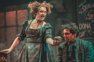 Adriana Del Claro Instagram - Sweeney Todd está indicado ao Prêmio Shell de Teatro pela brilhante cenografia de @zenriqdpaula e @eu.o.cesar Parabéns Zé e César pelo trabalho impecável e obrigada pela honra de fazer parte desse projeto pela confiança no meu trabalho e parabéns a todos desse time @sweeneytoddbrasil orgulho que  não cabe!! Ainda me beliscando!!! Estamos no Shell!!!!!!!!!! 😮😮😮❤️🥧🪒 @delclaroproducoes @033rooftop  Fotos do talentoso  @stephansolon