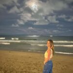 Adriana Del Claro Instagram - Banho de sol, banho de lua, conectada com a energia da natureza, preenchida de gratidão e energia de vida!! Boraaa!!!!🎂 fotos by @renatobrazx