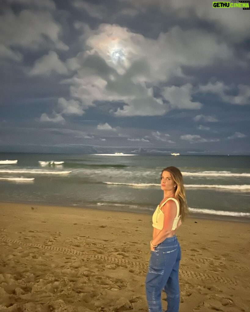 Adriana Del Claro Instagram - Banho de sol, banho de lua, conectada com a energia da natureza, preenchida de gratidão e energia de vida!! Boraaa!!!!🎂 fotos by @renatobrazx