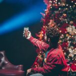 Adriana Del Claro Instagram - Lembrança do “Jingle Bus” projeto que eu amo e que produzimos em plena pandemia. Criamos uma platéia virtual onde o público que era restrito, por protocolos, usava o celular e fazia chamadas de vídeo para aumentar virtualmente nossa plateia. Ligações para amigos, parentes… Hoje podemos abraçar quem a gente ama. Então aproveite!! Como o refrão da música final do espetáculo: Meu melhor presente é você! Feliz Natal!!! * se quiser assistir o espetáculo em casa, está disponível no youtube! Link nos stories!! ❤️🎄🙏