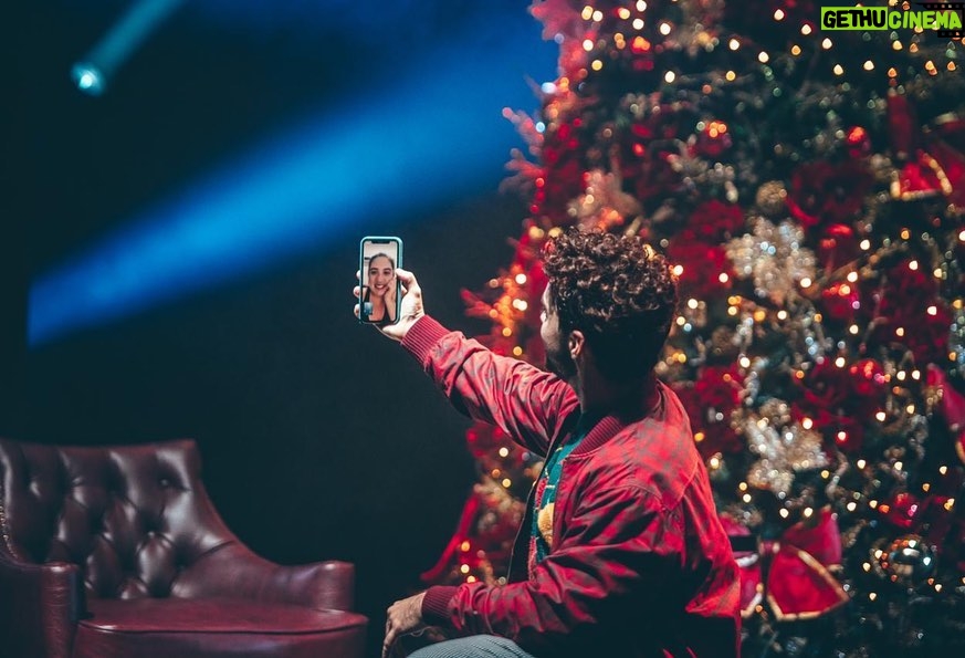 Adriana Del Claro Instagram - Lembrança do “Jingle Bus” projeto que eu amo e que produzimos em plena pandemia. Criamos uma platéia virtual onde o público que era restrito, por protocolos, usava o celular e fazia chamadas de vídeo para aumentar virtualmente nossa plateia. Ligações para amigos, parentes… Hoje podemos abraçar quem a gente ama. Então aproveite!! Como o refrão da música final do espetáculo: Meu melhor presente é você! Feliz Natal!!! * se quiser assistir o espetáculo em casa, está disponível no youtube! Link nos stories!! ❤️🎄🙏