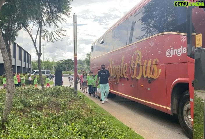 Adriana Del Claro Instagram - Lembrança do “Jingle Bus” projeto que eu amo e que produzimos em plena pandemia. Criamos uma platéia virtual onde o público que era restrito, por protocolos, usava o celular e fazia chamadas de vídeo para aumentar virtualmente nossa plateia. Ligações para amigos, parentes… Hoje podemos abraçar quem a gente ama. Então aproveite!! Como o refrão da música final do espetáculo: Meu melhor presente é você! Feliz Natal!!! * se quiser assistir o espetáculo em casa, está disponível no youtube! Link nos stories!! ❤️🎄🙏