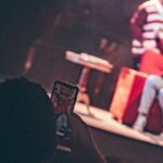 Adriana Del Claro Instagram - Lembrança do “Jingle Bus” projeto que eu amo e que produzimos em plena pandemia. Criamos uma platéia virtual onde o público que era restrito, por protocolos, usava o celular e fazia chamadas de vídeo para aumentar virtualmente nossa plateia. Ligações para amigos, parentes… Hoje podemos abraçar quem a gente ama. Então aproveite!! Como o refrão da música final do espetáculo: Meu melhor presente é você! Feliz Natal!!! * se quiser assistir o espetáculo em casa, está disponível no youtube! Link nos stories!! ❤️🎄🙏