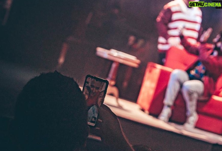 Adriana Del Claro Instagram - Lembrança do “Jingle Bus” projeto que eu amo e que produzimos em plena pandemia. Criamos uma platéia virtual onde o público que era restrito, por protocolos, usava o celular e fazia chamadas de vídeo para aumentar virtualmente nossa plateia. Ligações para amigos, parentes… Hoje podemos abraçar quem a gente ama. Então aproveite!! Como o refrão da música final do espetáculo: Meu melhor presente é você! Feliz Natal!!! * se quiser assistir o espetáculo em casa, está disponível no youtube! Link nos stories!! ❤️🎄🙏