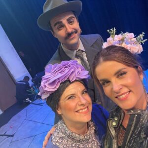 Adriana Del Claro Instagram - Mais um ciclo se encerra (é um até breve!!) e eu só posso agradecer!! @chavesomusical é uma jóia! Texto brilhante de @femaiamaia direção impecável de @zenriqdpaula coreografia do talentoso @gabrielmalo um elenco, criativo dos sonhos e equipe maravilhosa! Tanta gente pra agradecer… Tivemos a oportunidade de assistir esse espetáculo novamente pós pandemia, e ver a alegria do público. Sim, público e fãs. É pra vcs. Sentar ao fundo da plateia e ver as reações me deixa eufórica, feliz e  grata! Missão cumprida! Obrigada Roberto Bolaños e esse legado que deixou para nós! Obrigada Grupo Chespirito e todos que fizeram parte dessa construção! Que a gente possa contar mais essa história!! E zás!!!