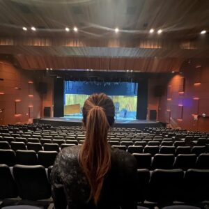 Adriana Del Claro Instagram - Mais um ciclo se encerra (é um até breve!!) e eu só posso agradecer!! @chavesomusical é uma jóia! Texto brilhante de @femaiamaia direção impecável de @zenriqdpaula coreografia do talentoso @gabrielmalo um elenco, criativo dos sonhos e equipe maravilhosa! Tanta gente pra agradecer… Tivemos a oportunidade de assistir esse espetáculo novamente pós pandemia, e ver a alegria do público. Sim, público e fãs. É pra vcs. Sentar ao fundo da plateia e ver as reações me deixa eufórica, feliz e  grata! Missão cumprida! Obrigada Roberto Bolaños e esse legado que deixou para nós! Obrigada Grupo Chespirito e todos que fizeram parte dessa construção! Que a gente possa contar mais essa história!! E zás!!!