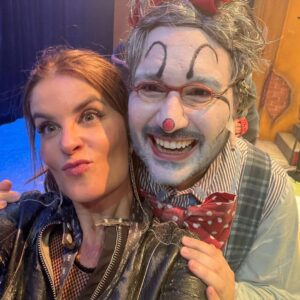 Adriana Del Claro Instagram - Mais um ciclo se encerra (é um até breve!!) e eu só posso agradecer!! @chavesomusical é uma jóia! Texto brilhante de @femaiamaia direção impecável de @zenriqdpaula coreografia do talentoso @gabrielmalo um elenco, criativo dos sonhos e equipe maravilhosa! Tanta gente pra agradecer… Tivemos a oportunidade de assistir esse espetáculo novamente pós pandemia, e ver a alegria do público. Sim, público e fãs. É pra vcs. Sentar ao fundo da plateia e ver as reações me deixa eufórica, feliz e  grata! Missão cumprida! Obrigada Roberto Bolaños e esse legado que deixou para nós! Obrigada Grupo Chespirito e todos que fizeram parte dessa construção! Que a gente possa contar mais essa história!! E zás!!!
