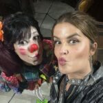 Adriana Del Claro Instagram - Mais um ciclo se encerra (é um até breve!!) e eu só posso agradecer!! @chavesomusical é uma jóia! Texto brilhante de @femaiamaia direção impecável de @zenriqdpaula coreografia do talentoso @gabrielmalo um elenco, criativo dos sonhos e equipe maravilhosa! Tanta gente pra agradecer… Tivemos a oportunidade de assistir esse espetáculo novamente pós pandemia, e ver a alegria do público. Sim, público e fãs. É pra vcs. Sentar ao fundo da plateia e ver as reações me deixa eufórica, feliz e grata! Missão cumprida! Obrigada Roberto Bolaños e esse legado que deixou para nós! Obrigada Grupo Chespirito e todos que fizeram parte dessa construção! Que a gente possa contar mais essa história!! E zás!!! Teatro Opus Frei Caneca
