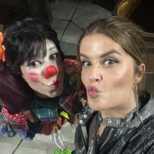 Adriana Del Claro Instagram - Mais um ciclo se encerra (é um até breve!!) e eu só posso agradecer!! @chavesomusical é uma jóia! Texto brilhante de @femaiamaia direção impecável de @zenriqdpaula coreografia do talentoso @gabrielmalo um elenco, criativo dos sonhos e equipe maravilhosa! Tanta gente pra agradecer… Tivemos a oportunidade de assistir esse espetáculo novamente pós pandemia, e ver a alegria do público. Sim, público e fãs. É pra vcs. Sentar ao fundo da plateia e ver as reações me deixa eufórica, feliz e  grata! Missão cumprida! Obrigada Roberto Bolaños e esse legado que deixou para nós! Obrigada Grupo Chespirito e todos que fizeram parte dessa construção! Que a gente possa contar mais essa história!! E zás!!!