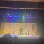 Adriana Del Claro Instagram - Mais um ciclo se encerra (é um até breve!!) e eu só posso agradecer!! @chavesomusical é uma jóia! Texto brilhante de @femaiamaia direção impecável de @zenriqdpaula coreografia do talentoso @gabrielmalo um elenco, criativo dos sonhos e equipe maravilhosa! Tanta gente pra agradecer… Tivemos a oportunidade de assistir esse espetáculo novamente pós pandemia, e ver a alegria do público. Sim, público e fãs. É pra vcs. Sentar ao fundo da plateia e ver as reações me deixa eufórica, feliz e grata! Missão cumprida! Obrigada Roberto Bolaños e esse legado que deixou para nós! Obrigada Grupo Chespirito e todos que fizeram parte dessa construção! Que a gente possa contar mais essa história!! E zás!!! Teatro Opus Frei Caneca