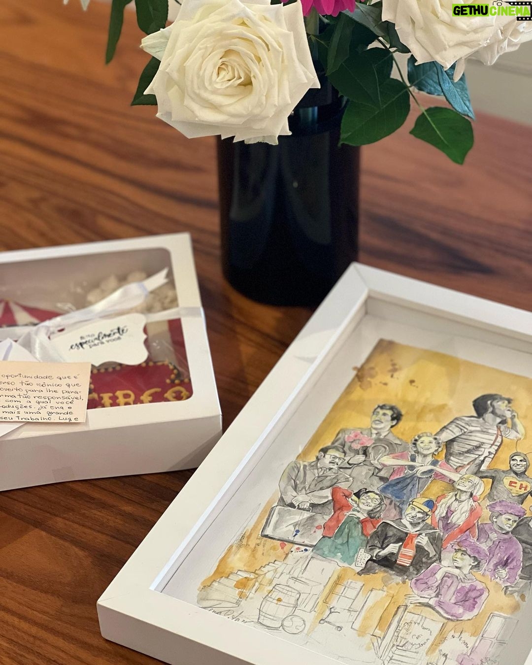 Adriana Del Claro Instagram - Receber um presente desses em uma produção, faz tudo valer a pena. Obrigada pelo carinho Van @vanessaespositoabate (desculpe o delay🙈❤️) Arte maravilhosa de @renato_caetan.o Sou muito feliz e grata de ter um elenco tão talentoso e especial no @circodochaves Trazer alegria para nosso público, realizar os sonhos dos fãs, transformar corações, ouvir as gargalhadas das crianças e adultos-crianças (naquele momento) me traz muita satisfação. Esse é o proposito! Fazer da produção e da arte um caminho para um mundo mais alegre, humano e feliz!! Bora correr atrás dos sonhos?! Paz, alegria, e (muito) amor! ✌️😃❤️🎪🤹 Biscoitos lindos e deliciosos da nossa fã-artista @natthy_nogueira @euquerobiscoitos_ 👏💫❤️