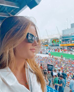 Adriana Del Claro Instagram - Obrigada @beatricej  e @heinekenbr pela incrível experiência na F1.  Producão impecável e muita adrenalina! Nostalgia e boas lembranças da sala de casa com a família assistindo o Senna. 💫 ❤️ 🙏#heineken #f1