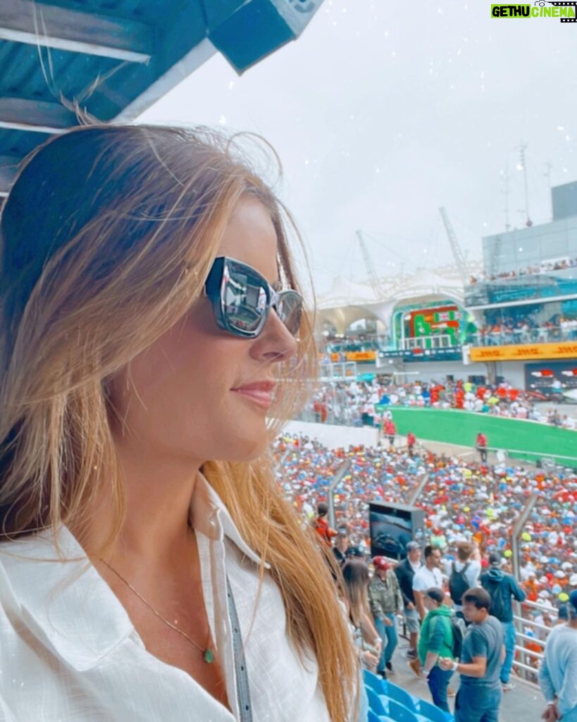 Adriana Del Claro Instagram - Obrigada @beatricej e @heinekenbr pela incrível experiência na F1. Producão impecável e muita adrenalina! Nostalgia e boas lembranças da sala de casa com a família assistindo o Senna. 💫 ❤ 🙏#heineken #f1 Autódromo de Interlagos
