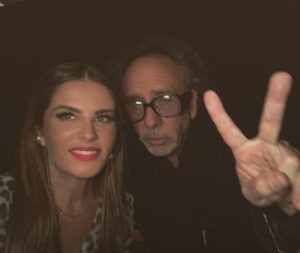 Adriana Del Claro Instagram - Quando soube que o Tim Burton confirmou que iria no Sweeney Todd fiquei em êxtase… toda equipe também… mas ele antecipou o voo. Eu e a Si @simonetlcarneiro fomos ao encontro dele pedimos muito para ficar… mostramos fotos do espetáculo. Ele nos disse que era a luz mais linda que ele ja viu em montagens do ST. Demorei para postar pq essa “na trave” ficou engasgada muito tempo. É assim na vida! Bora correr atrás dos sonhos? #voltasweeney seria um deles?🤨❤️@sweeneytoddbrasil