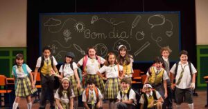 Adriana Del Claro Instagram - “Carrossel - o Musical” foi um musical produzido pela Del Claro Produções. O musical baseado em uma das novelas de maior sucesso do SBT estreou em 2017 no Teatro Santander.

“Carrossel - the Musical” was produced by Del Claro Produções. The musical is based on the successful STB TV Show “Carrossel” and had its debut in 2017 on the stage of Teatro Santander.

#carrosel #carroselomusical #teatrosantander #delclaroproducoes