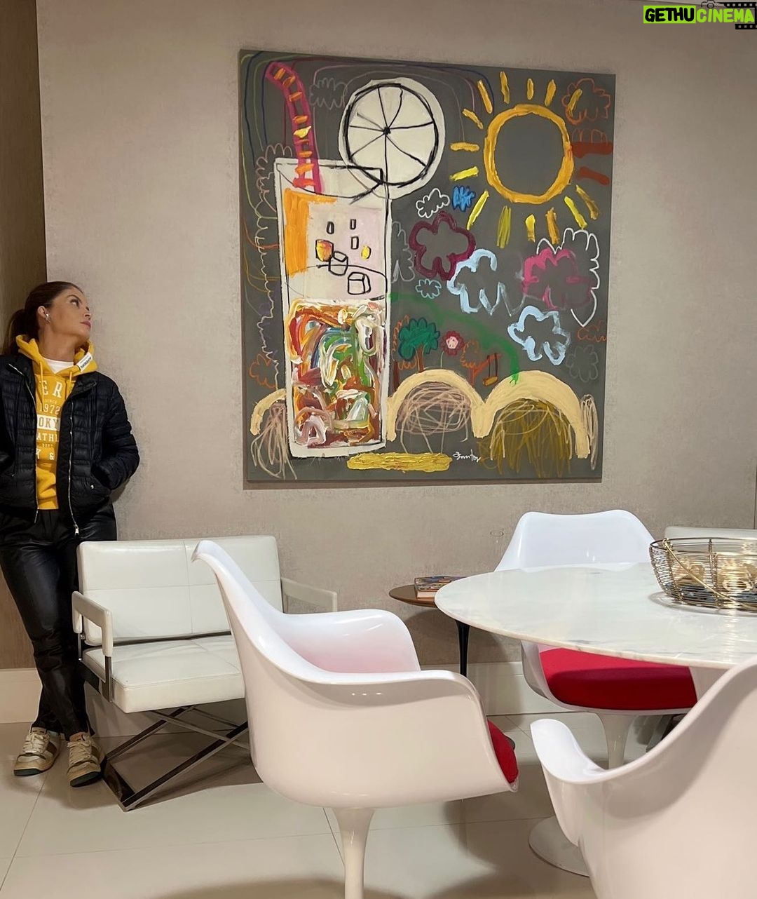Adriana Del Claro Instagram - “Bebo da alegria mesmo em dias tristes” quadro do talentoso @bezalel.arte. Apaixonada.❤️ #aartenoschama #newcicle