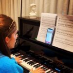 Adriana Del Claro Instagram - Canta, me encanta, me aquece, me enche de orgulho e amor! Voa meu rouxinol! @gegedc #myway