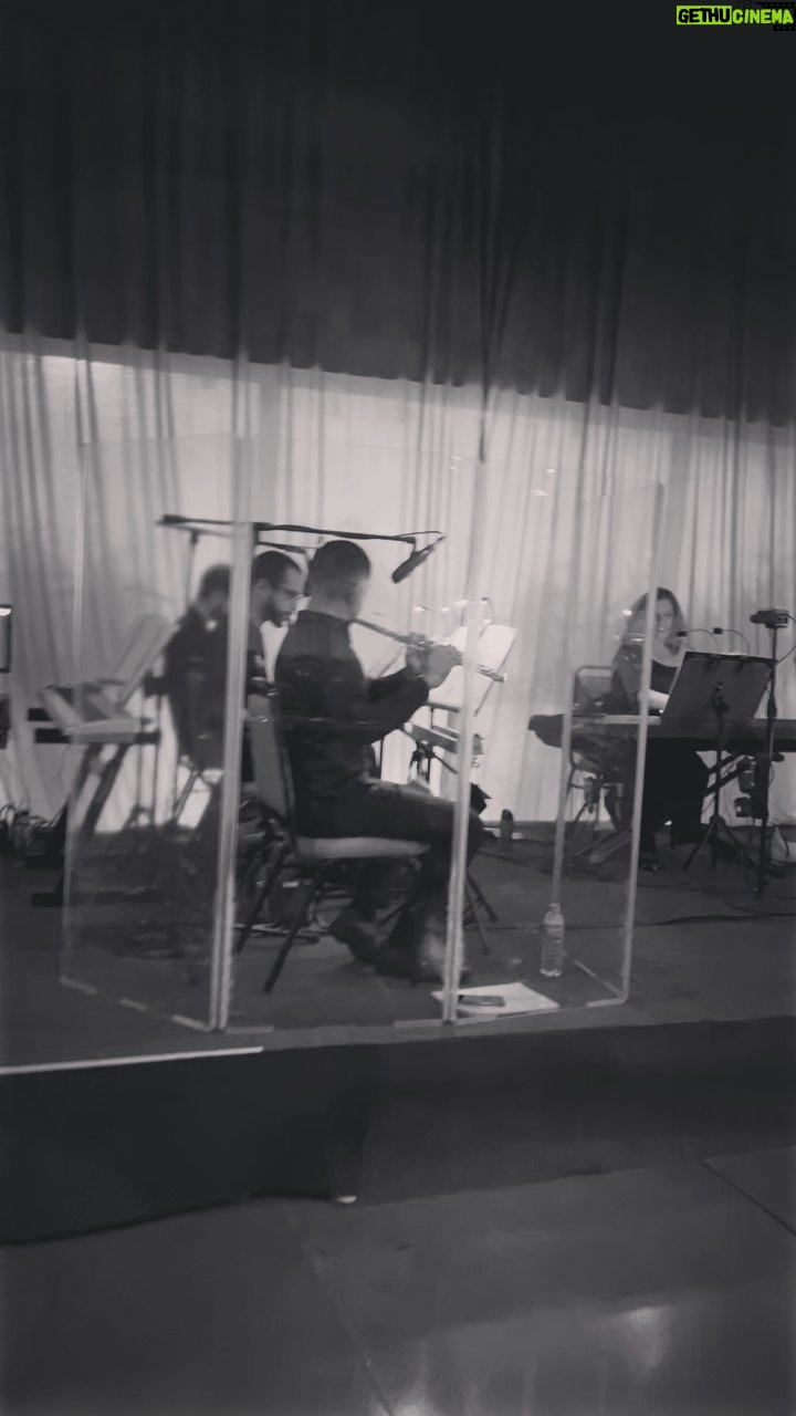 Adriana Del Claro Instagram - 1º de maio, antes da apresentação, Piazzolla dentro do templo de Sondheim. Minha homenagem é aos músicos. O início de toda minha trajetória. Aquela conversa invisível com a alma, que transborda. Obrigada, sempre! Bora trabalhar! Hj tem @sweeneytoddbrasil