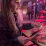 Adriana Del Claro Instagram - Aqueles momentos mágicos quando vc ganha um presente, carinho, uma troca linda de energia, e que o Sweeney Todd tocou corações. Olhares emocionados, sorrisos… É isso que me motiva! Obrigada @marinav_art conterrânea, pela sua linda arte!! #repost @sweeneytoddbrasil Todo mundo gosta de ganhar presente, e no último domingo, nosso elenco e nossa banda ganharam um muito especial: a @marinav_art, artista curitibana (assim como nossa produtora @adrianadelclaro) , trouxe pra cada um deles uma lembrança feita especialmente para Sweeney Todd, com direito a adesivo das tortas mais famosas de Londres! A gente mostra pra vocês a reação deles ao receberem essa delicadeza: 033 Rooftop