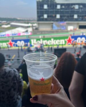 Adriana Del Claro Instagram - Obrigada @beatricej  e @heinekenbr pela incrível experiência na F1.  Producão impecável e muita adrenalina! Nostalgia e boas lembranças da sala de casa com a família assistindo o Senna. 💫 ❤️ 🙏#heineken #f1