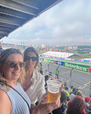 Adriana Del Claro Instagram - Obrigada @beatricej  e @heinekenbr pela incrível experiência na F1.  Producão impecável e muita adrenalina! Nostalgia e boas lembranças da sala de casa com a família assistindo o Senna. 💫 ❤️ 🙏#heineken #f1