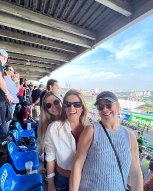 Adriana Del Claro Instagram - Obrigada @beatricej  e @heinekenbr pela incrível experiência na F1.  Producão impecável e muita adrenalina! Nostalgia e boas lembranças da sala de casa com a família assistindo o Senna. 💫 ❤️ 🙏#heineken #f1
