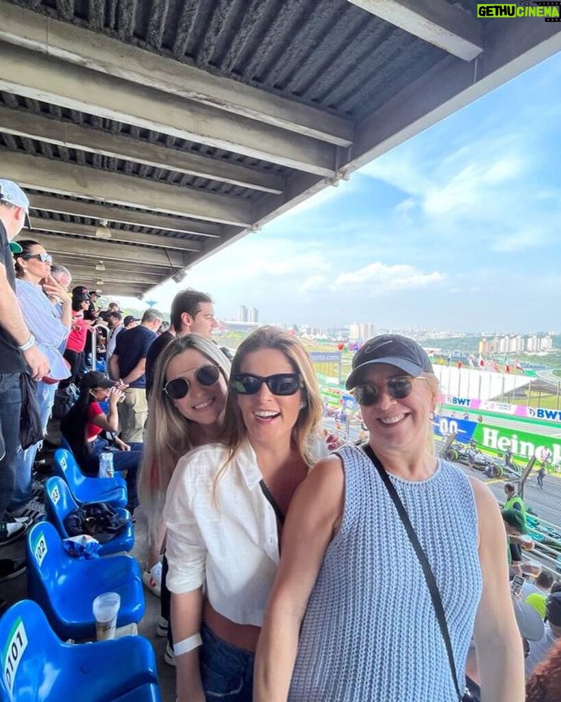 Adriana Del Claro Instagram - Obrigada @beatricej e @heinekenbr pela incrível experiência na F1. Producão impecável e muita adrenalina! Nostalgia e boas lembranças da sala de casa com a família assistindo o Senna. 💫 ❤ 🙏#heineken #f1 Autódromo de Interlagos