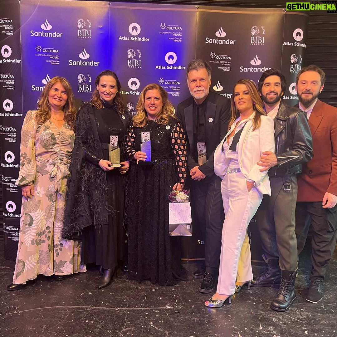 Adriana Del Claro Instagram - Sobre o @premiobibiferreira que noite especial! Ainda absorvendo nossos prêmios e tantas mensagens lindas que tenho recebido. Sim conseguimos. Enfrentamos pandemia, burocracias e hoje celebramos nossos 3 premiados que representam um timaço!! Criativos, elenco, técnicos, produção, apoiadores, patrocinadores e nosso querido público. Obrigada pela união, perseverança, talento e amor a arte. Obrigada aos jurados e parabéns a todos os vencedores. Obrigada @033rooftop por entrar junto com a gente desde O Grande Cometa. Que a gente siga fazendo o que ama. Viva o Teatro Musical!! Que noite feliz!!!! Teatro Santander