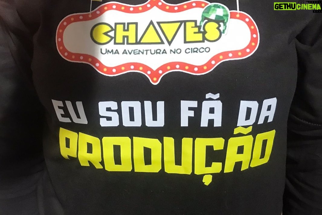 Adriana Del Claro Instagram - Essa semana tivemos uma homenagem inusitada no Circo do Chaves. As fãs @jullia_depaiva e @natthy_nogueira foram de cosplay de produção para homenagear os queridos @daniidagostino e @douglascostta Dani e Douglas parabéns por serem tão eficientes, humanos, dedicados e talentosos. Amar o que faz, abrir o coração para o nosso público e backstage faz toda a diferença, transforma tudo e todos. Jullia e Nathalia (que foram pela vigésima sétima vez ao circo 😯)❤️obrigada. São momentos como esses que nos fortalecem para seguir adiante!! Vambora atrás dos sonhos?!!! Boa semana!!!! @circodochaves