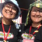 Adriana Del Claro Instagram - Essa semana tivemos uma homenagem inusitada no Circo do Chaves. As fãs @jullia_depaiva e @natthy_nogueira foram de cosplay de produção para homenagear os queridos @daniidagostino e @douglascostta Dani e Douglas parabéns por serem tão eficientes, humanos, dedicados e talentosos. Amar o que faz, abrir o coração para o nosso público e backstage faz toda a diferença, transforma tudo e todos. Jullia e Nathalia (que foram pela vigésima sétima vez ao circo 😯)❤️obrigada. São momentos como esses que nos fortalecem para seguir adiante!! Vambora atrás dos sonhos?!!! Boa semana!!!! @circodochaves