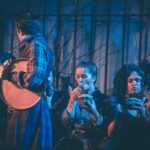 Adriana Del Claro Instagram - Sim, eu entrei. E vivi Sweeney Todd e Sondheim de todas as formas, ao lado de @zenriqdpaula❤️ Ensaiei horas antes, entrei em cena numa alegria que há muito tempo nao sentia… obrigada sempre a tudo e a todos. Em especial a @barrosbel_ ❤️ fotos do sempre incrível @stephansolon que me pegou no “flagra” chupando o dedo quando a letra fugia kkkk Amor define❤️ 033 Rooftop