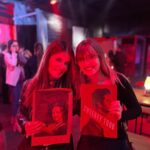 Adriana Del Claro Instagram - Aqueles momentos mágicos quando vc ganha um presente, carinho, uma troca linda de energia, e que o Sweeney Todd tocou corações. Olhares emocionados, sorrisos… É isso que me motiva! Obrigada @marinav_art conterrânea, pela sua linda arte!! #repost @sweeneytoddbrasil Todo mundo gosta de ganhar presente, e no último domingo, nosso elenco e nossa banda ganharam um muito especial: a @marinav_art, artista curitibana (assim como nossa produtora @adrianadelclaro) , trouxe pra cada um deles uma lembrança feita especialmente para Sweeney Todd, com direito a adesivo das tortas mais famosas de Londres! A gente mostra pra vocês a reação deles ao receberem essa delicadeza: 033 Rooftop