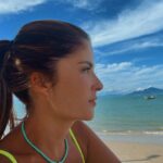 Adriana Del Claro Instagram - #tbt das cores, da água, da saudade, do sal do sol e da paz. Vambora atras dos sonhos?