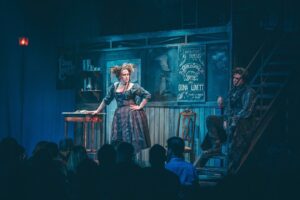 Adriana Del Claro Instagram - Sweeney Todd está indicado ao Prêmio Shell de Teatro pela brilhante cenografia de @zenriqdpaula e @eu.o.cesar Parabéns Zé e César pelo trabalho impecável e obrigada pela honra de fazer parte desse projeto pela confiança no meu trabalho e parabéns a todos desse time @sweeneytoddbrasil orgulho que  não cabe!! Ainda me beliscando!!! Estamos no Shell!!!!!!!!!! 😮😮😮❤️🥧🪒 @delclaroproducoes @033rooftop  Fotos do talentoso  @stephansolon