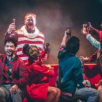 Adriana Del Claro Instagram - Lembrança do “Jingle Bus” projeto que eu amo e que produzimos em plena pandemia. Criamos uma platéia virtual onde o público que era restrito, por protocolos, usava o celular e fazia chamadas de vídeo para aumentar virtualmente nossa plateia. Ligações para amigos, parentes… Hoje podemos abraçar quem a gente ama. Então aproveite!! Como o refrão da música final do espetáculo: Meu melhor presente é você! Feliz Natal!!! * se quiser assistir o espetáculo em casa, está disponível no youtube! Link nos stories!! ❤️🎄🙏