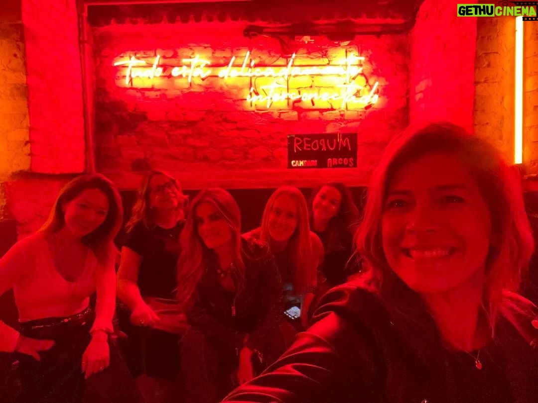 Adriana Del Claro Instagram - Encontro mais que especial! 17 anos de amizade em SP! Como o tempo passa!! Bora aproveitar cada minuto??? Lov u girls!❤️ Bar dos Arcos