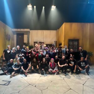 Adriana Del Claro Instagram - Mais um ciclo se encerra (é um até breve!!) e eu só posso agradecer!! @chavesomusical é uma jóia! Texto brilhante de @femaiamaia direção impecável de @zenriqdpaula coreografia do talentoso @gabrielmalo um elenco, criativo dos sonhos e equipe maravilhosa! Tanta gente pra agradecer… Tivemos a oportunidade de assistir esse espetáculo novamente pós pandemia, e ver a alegria do público. Sim, público e fãs. É pra vcs. Sentar ao fundo da plateia e ver as reações me deixa eufórica, feliz e  grata! Missão cumprida! Obrigada Roberto Bolaños e esse legado que deixou para nós! Obrigada Grupo Chespirito e todos que fizeram parte dessa construção! Que a gente possa contar mais essa história!! E zás!!!
