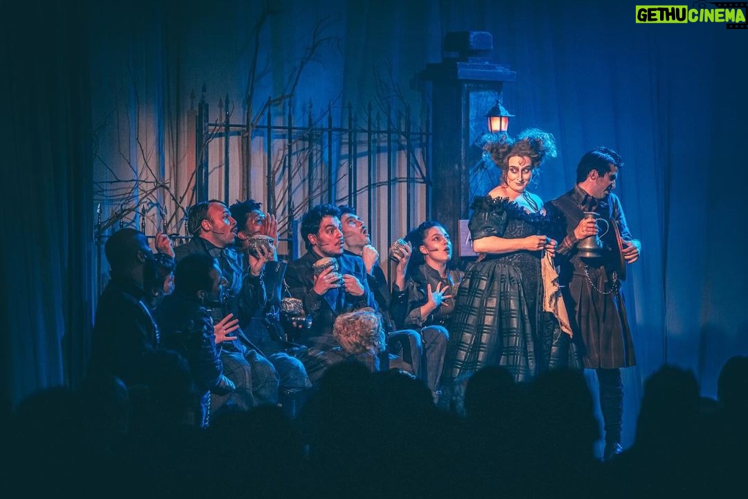 Adriana Del Claro Instagram - Hoje relembramos três espetáculos da Del Claro Produções que até hoje deixam saudades Sweeney Todd, um dos clássicos da Broadway com música de Stephen Sondhein, em sua adaptação imersiva que consquistou o público. O Grande Cometa, espetáculo que abriu a agenda cultural do 033 rooftop aos finais de semana, aproveitando o espaço de eventos corporativos. Chaves - Um Tributo Musical, que encantou a todos com um roteiro original para a vila que marcou tantos brasileiros. Qual desses espetáculos deixou mais saudades? Será que um deles retorna em 2024? — Today we remember three shows by Del Claro Produções that we all miss a lot. Sweeney Todd, one of the Broadway classics with music by Stephen Sondhein in its immersive adaptation that enchanted the audience. The Great Comet of 1812, a show that opened the cultural agenda of 033 rooftop on weekends, using the space of corporate events in a innovative way. Chaves - A Musical Tribute, which enchanted everyone with its original script for the village that marked so many Brazilians. Which of these shows did you miss the most? Will one of them return in 2024?