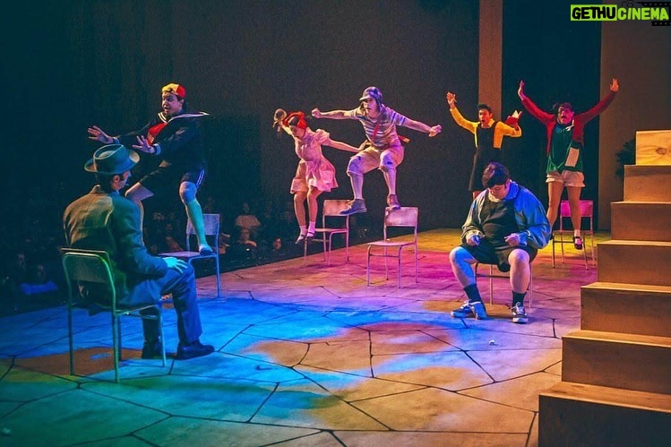 Adriana Del Claro Instagram - Hoje relembramos três espetáculos da Del Claro Produções que até hoje deixam saudades Sweeney Todd, um dos clássicos da Broadway com música de Stephen Sondhein, em sua adaptação imersiva que consquistou o público. O Grande Cometa, espetáculo que abriu a agenda cultural do 033 rooftop aos finais de semana, aproveitando o espaço de eventos corporativos. Chaves - Um Tributo Musical, que encantou a todos com um roteiro original para a vila que marcou tantos brasileiros. Qual desses espetáculos deixou mais saudades? Será que um deles retorna em 2024? — Today we remember three shows by Del Claro Produções that we all miss a lot. Sweeney Todd, one of the Broadway classics with music by Stephen Sondhein in its immersive adaptation that enchanted the audience. The Great Comet of 1812, a show that opened the cultural agenda of 033 rooftop on weekends, using the space of corporate events in a innovative way. Chaves - A Musical Tribute, which enchanted everyone with its original script for the village that marked so many Brazilians. Which of these shows did you miss the most? Will one of them return in 2024?