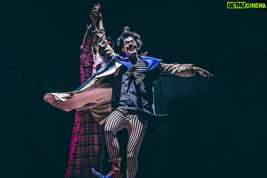 Adriana Del Claro Instagram - Hoje relembramos três espetáculos da Del Claro Produções que até hoje deixam saudades Sweeney Todd, um dos clássicos da Broadway com música de Stephen Sondhein, em sua adaptação imersiva que consquistou o público. O Grande Cometa, espetáculo que abriu a agenda cultural do 033 rooftop aos finais de semana, aproveitando o espaço de eventos corporativos. Chaves - Um Tributo Musical, que encantou a todos com um roteiro original para a vila que marcou tantos brasileiros. Qual desses espetáculos deixou mais saudades? Será que um deles retorna em 2024? — Today we remember three shows by Del Claro Produções that we all miss a lot. Sweeney Todd, one of the Broadway classics with music by Stephen Sondhein in its immersive adaptation that enchanted the audience. The Great Comet of 1812, a show that opened the cultural agenda of 033 rooftop on weekends, using the space of corporate events in a innovative way. Chaves - A Musical Tribute, which enchanted everyone with its original script for the village that marked so many Brazilians. Which of these shows did you miss the most? Will one of them return in 2024?
