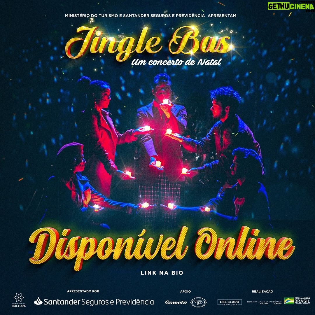 Adriana Del Claro Instagram - O Jingle Bus é um projeto social da Del Claro Produções que nasceu em 2017 com uma proposta inovadora: um ônibus circulante pela cidade de São Paulo com apresentações de músicas de natal! Em 2020, o projeto ganhou os palcos do Teatro Santander e encantou ao público com seu elenco e banda formados por artistas consagrados do teatro musical! Relembre “Jingle Bus - Um Concerto de Natal” no canal do YouTube da Del Claro Produções! Feliz Natal! 🎄 — Jingle Bus is a social project of Del Claro Productions that was created in 2017 with an innovative proposal: a bus circulating around the city of São Paulo presenting a Christmas show! In 2020 the project took the stages of Teatro Santander and enchanted the audience with its cast and band formed by exceptional musical theatre artists! Rewatch "Jingle Bus - A Christmas Concert" on our YouTube channel! Merry Christmas! 🎄 Link disponível na biografia do perfil.