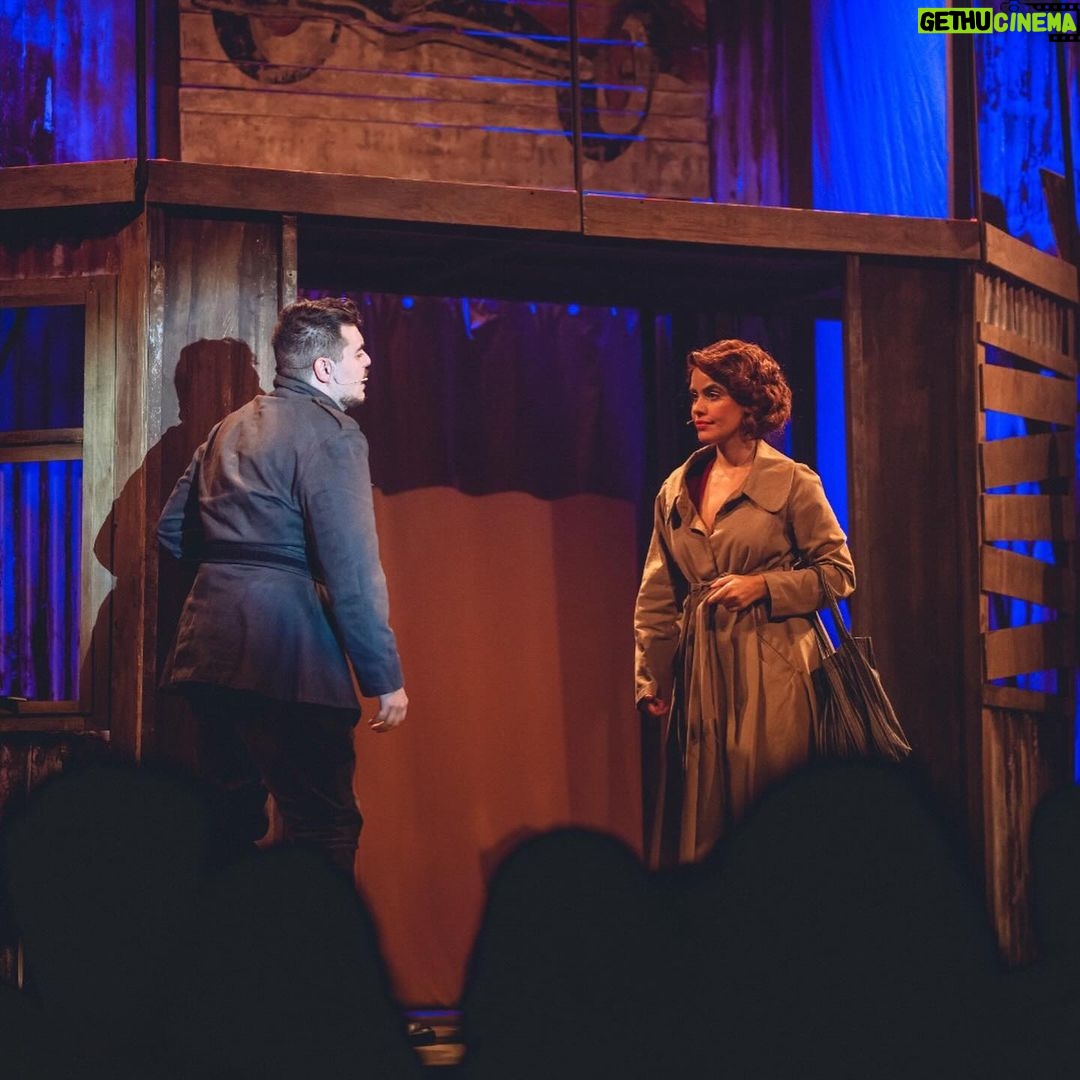 Adriana Del Claro Instagram - “Bonnie & Clyde” estreou no 033 rooftop em março de 2023 e foi a primeira montagem imersiva do espetáculo da Broadway. O espetáculo encantou o público e seis indicações ao Prêmio Bibi Ferreira 2023. O espetáculo é uma coprodução da Del Claro Produções e H Produções Culturais. “Bonnie & Clyde” had its debut at 033 rooftop in March, 2023 and was the first immersive production of the Broadway show. The spectacle enchanted the public and was nominee to six categories of Bibi Ferreira Awards 2023. The show is a coproduction between @delclaroproducoes and @hproducoesculturais #bonnieclyde #bonnieclydemusical #bonnieclydebroadway #033rooftop #musicalbrasil #delclaroproducoes #hproducoesculturais