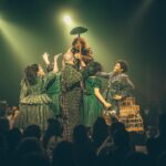 Adriana Del Claro Instagram - O musical da Broadway “Sweeney Todd - o Cruel Barbeiro da Rua Fleet” estreou no Brasil em 2022 e foi o musical de maior sucesso de bilheteria do 033 rooftop. A montagem imersiva do espetáculo encantou os fãs brasileiros com um elenco de tirar o fôlego. “Sweeney” foi dirigido por Zé Henrique de Paula e tem direção musical de Fernanda Maia. O espetáculo foi indicado a diversos prêmios e vencedor de tres categorias do Prêmio Bibi Ferreira. The Broadway show “Sweeney Todd - the Demon Barber of Fleet Street” had its debut in Brazil in 2022 and is the most successful show ever presented at 033 rooftop in terms of tickets sale. The immersive production enchanted the Brazilian fans with a breathtaking casting. “Sweeney” was directed by Zé Henrique de Paula and orchestrated by Fernanda Maia. The musical was nominee to multiple awards is won three categories of Bibi Ferreira Awards 2022. #sweeneytodd #delclaroproducoes #033rooftop #musical #broadway #musicalsp