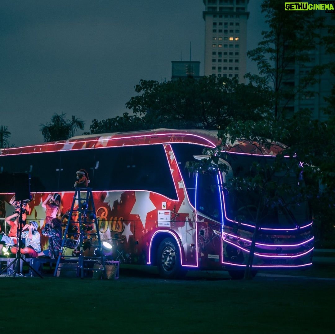 Adriana Del Claro Instagram - “Jingle Bus- um Concerto de Natal” é um projeto social da Del Claro Produções que busca levar a energia do natal para lugares públicos com um ônibus que percorre a cidade! Em nossa última edição, nosso ônibus buscou o público nas instituições parceiras para levá-las ao @teatrosantander , onde aconteceram as apresentações. “Jingle Bus - A Christmas Concert” is a social project of Del Claro that seeks to spread the Christmas Spirit all over public spaces of the city with a band in a itinerary bus. On out last edition, our bus got the children in institutions to take them to Teatro Santander’ 🎄🎅🎸🎶🚎 #delclaroproducoes #jinglebus #projetosocial #natal #saopaulo #cometa