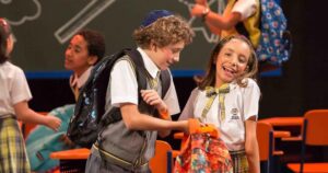 Adriana Del Claro Instagram - “Carrossel - o Musical” foi um musical produzido pela Del Claro Produções. O musical baseado em uma das novelas de maior sucesso do SBT estreou em 2017 no Teatro Santander.

“Carrossel - the Musical” was produced by Del Claro Produções. The musical is based on the successful STB TV Show “Carrossel” and had its debut in 2017 on the stage of Teatro Santander.

#carrosel #carroselomusical #teatrosantander #delclaroproducoes