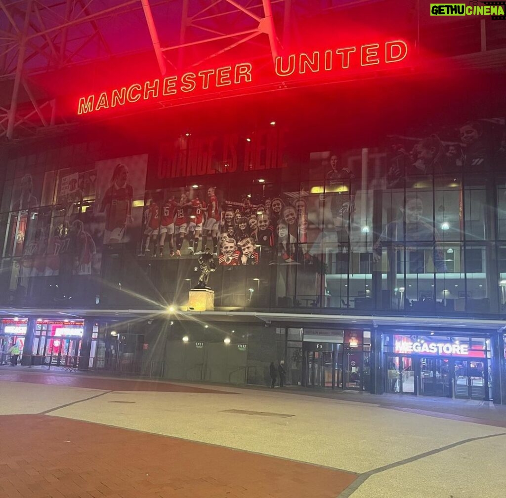 Adrianne Palicki Instagram - Day 1 of #ForTheLoveOfSciFi in #Manchester, England! 🪐✨😍 Manchester, United Kingdom