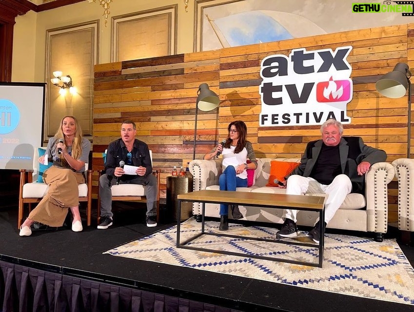 Adrianne Palicki Instagram - One more from @ATXFestival this weekend for the #ClearEyesFullHearts live podcast taping 😍🎤 It’s always a fun time getting to catch up with @_DerekPhillips and some of our #FNL fam! 🏈 #ATXTVs11 ATX Television Festival