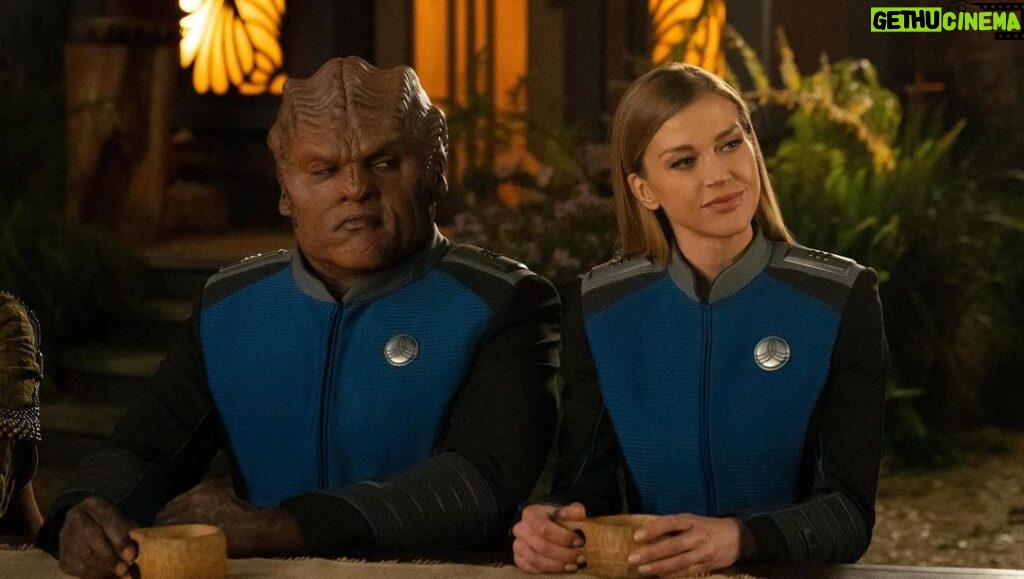 Adrianne Palicki Instagram - Ok so are we all still freaking out about THE @DollyParton making an appearance in this week’s episode of @TheOrville!!! 😱☠️👑 If that doesn’t make you tune-in to this week’s episode the I don’t know what will! Out now on @Hulu 🪐🦋